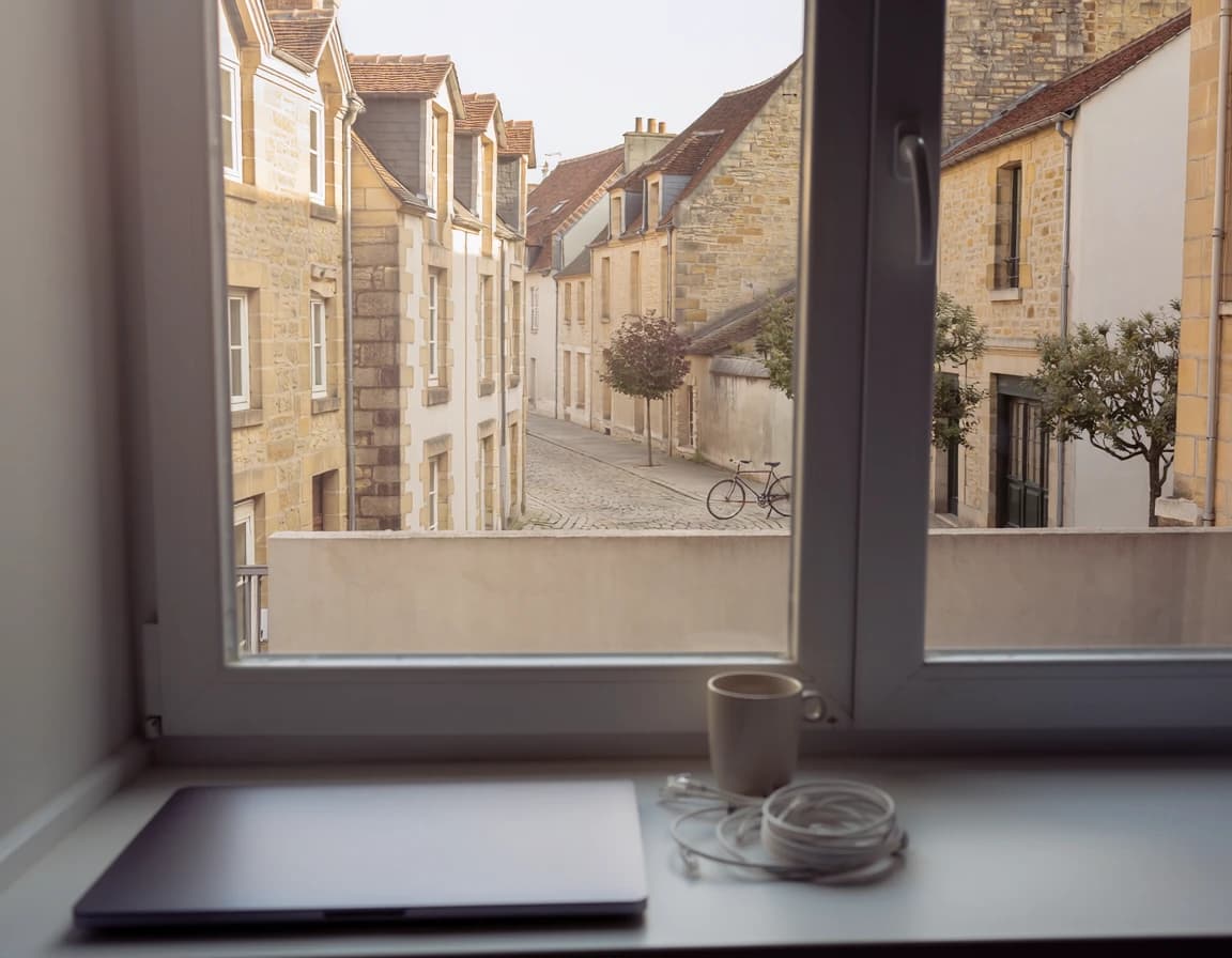 Blick aus dem Bürofenster auf eine ruhige Altstadtgasse